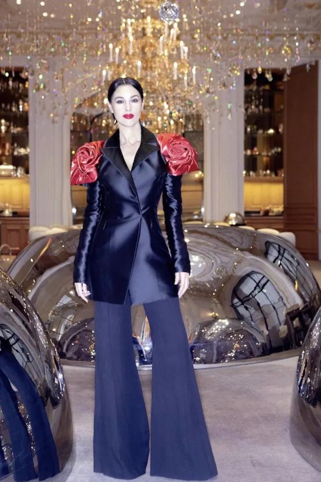 近日,莫妮卡·贝鲁奇为时尚芭莎杂志拍摄了一组大片,演绎了多组西装