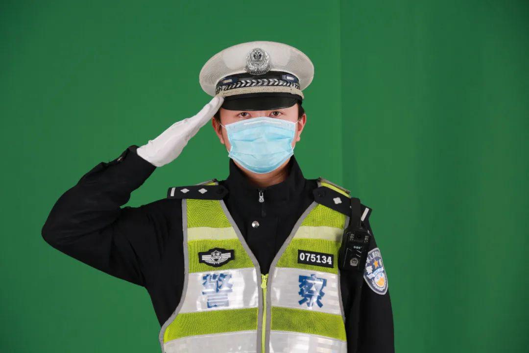 其实一直守护我们的"警察叔叔"///露出最坚毅的眼神脱下防护服///大家