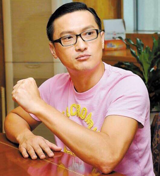 香港男演员5年花3000万,治好儿子养胖老婆,自己却舍不得买衣服_陈锦鸿