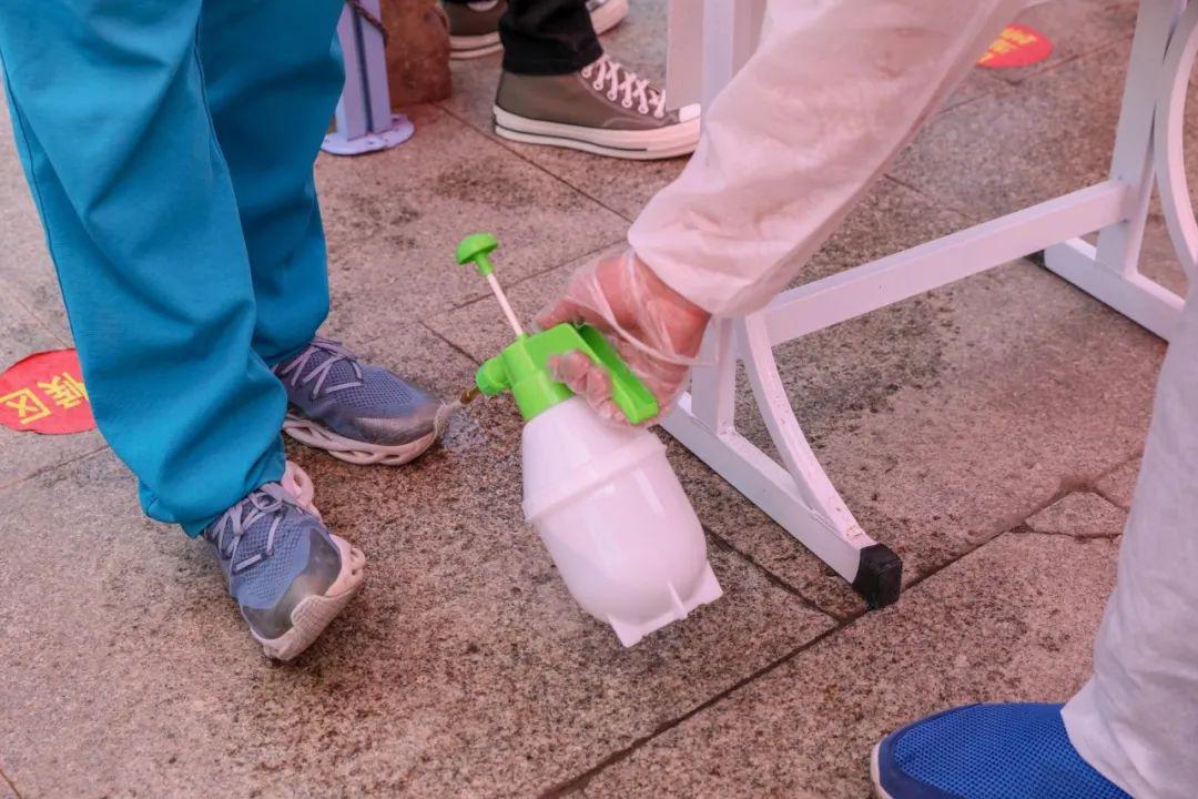 返校现场,同学们严格按照入校流程,经过手部,脚底消毒,行李消毒,体温