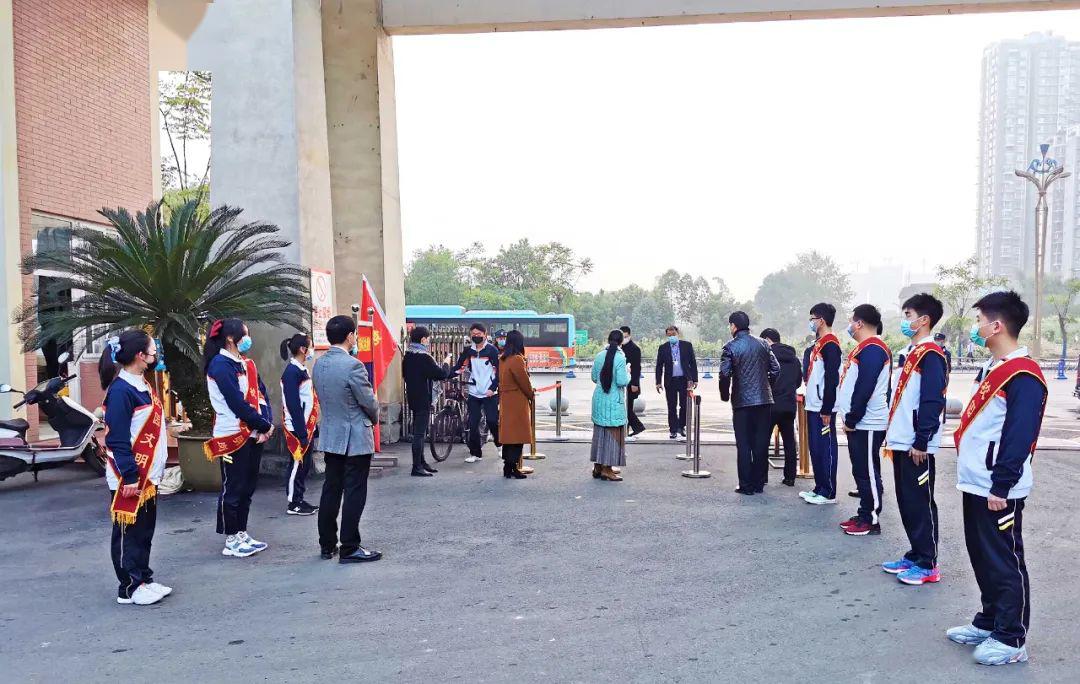 高中学校全面开学复课(来源:无限乐山)高一,二和初三学生的开学第一天