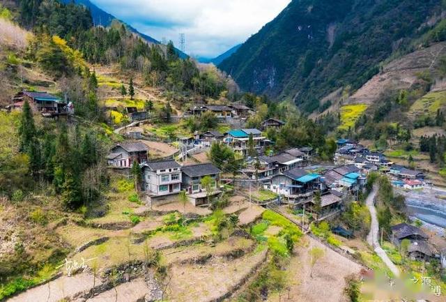 人间四月芳菲尽 松潘县小河镇繁华盛开.