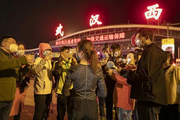 武汉解封现场进城人问进来还能出得去吗