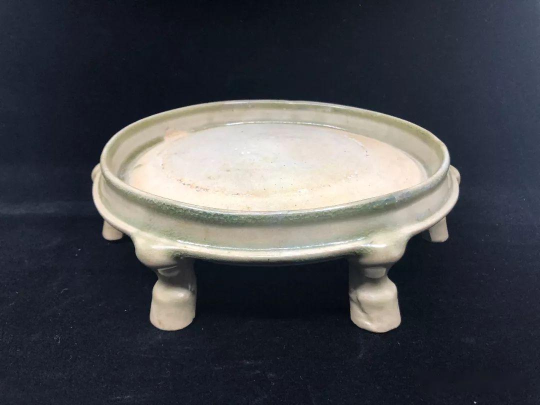 南朝岳州窑青瓷多足砚砚面呈圆形,直口,平唇,四周有凹槽.下有六棱足.