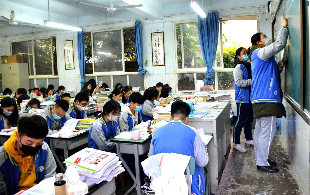 高中学校全面开学复课(来源:无限乐山)高一,二和初三学生的开学第一天