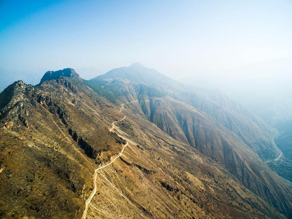 航拍云南山区"魔鬼公路" 蜿蜒崎岖陡峭无比
