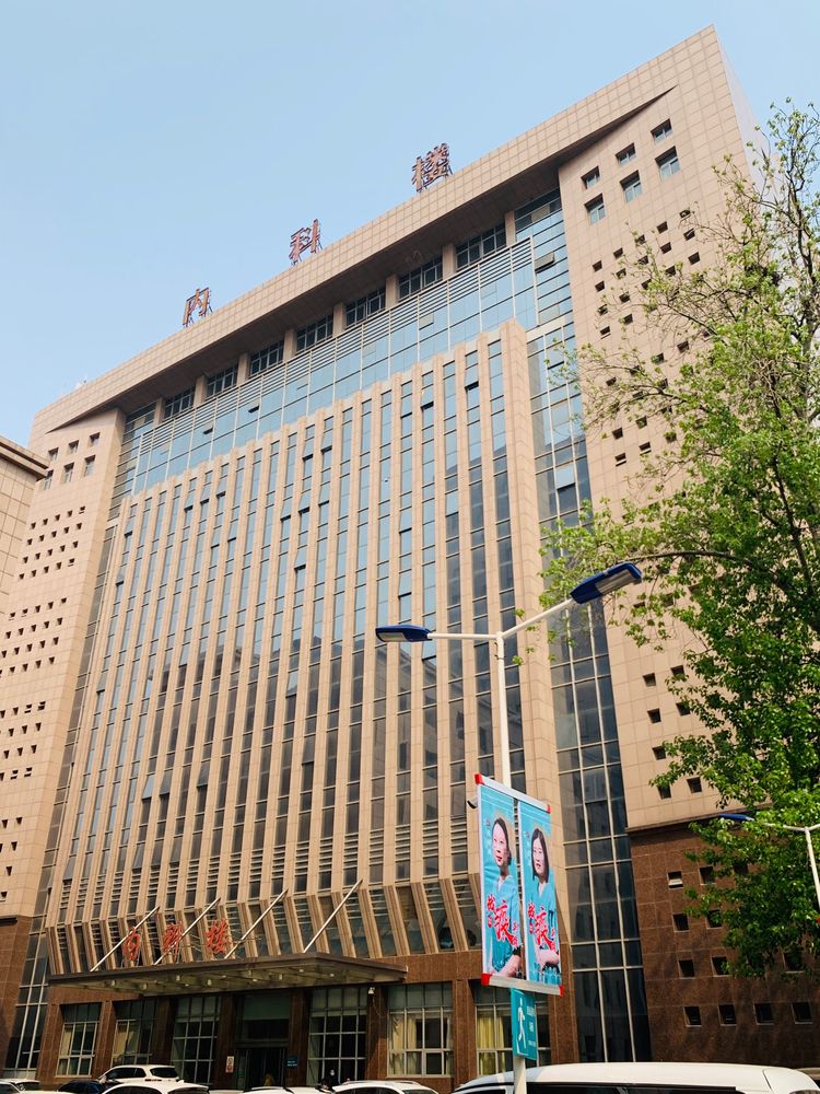 焦作二医院赴武汉医疗队六勇士肖像高高悬挂成为人们瞩目焦点202048