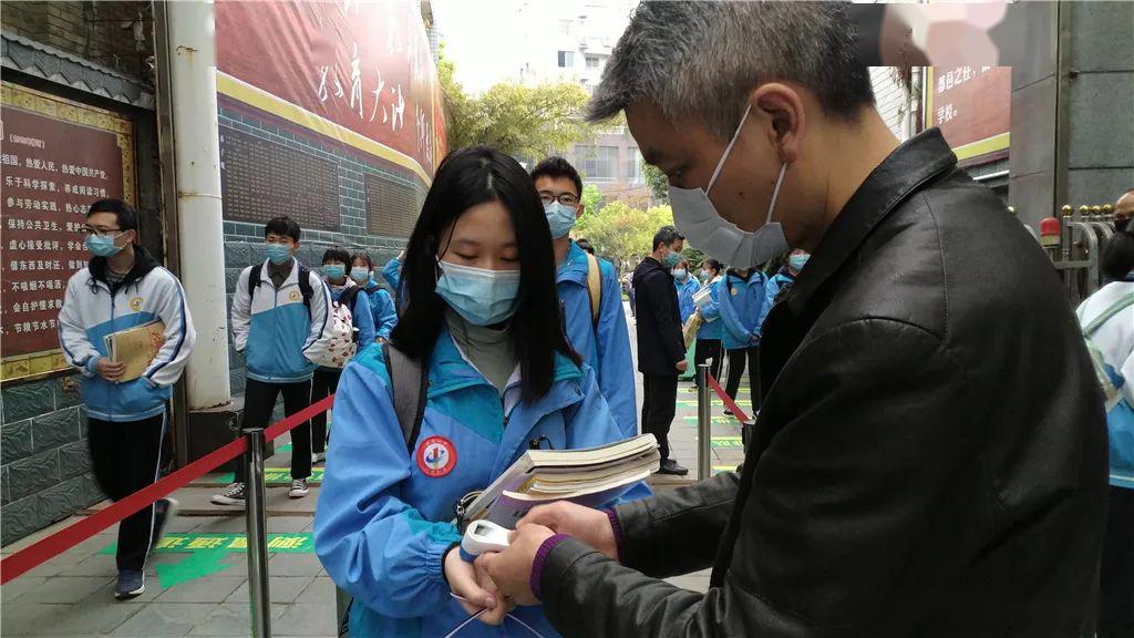 新晃一中,新晃芙蓉学校龙溪口校区学生们间隔1米列队接受体温检测.