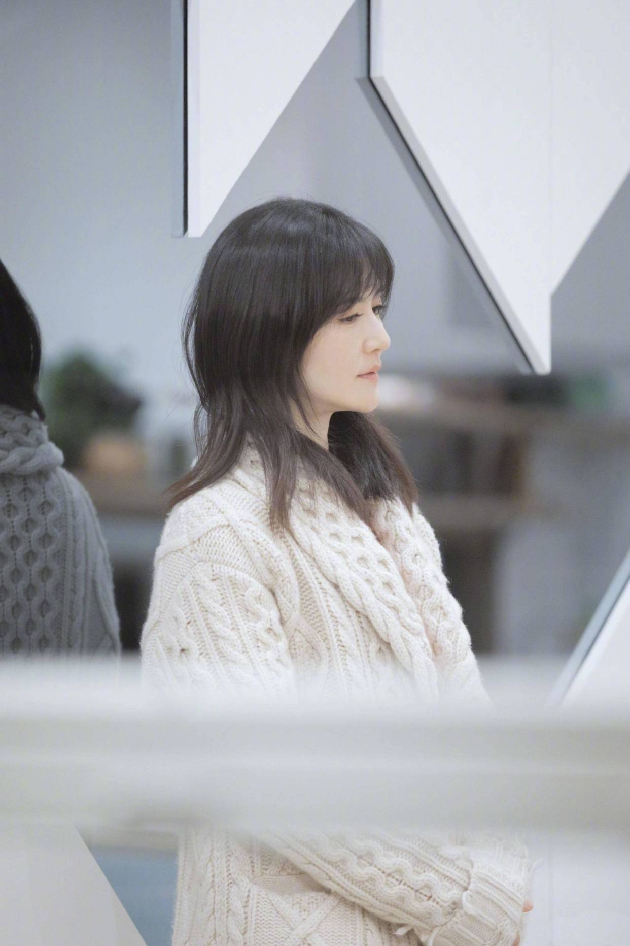 都让谢娜看起来更加的俏皮活泼,配合一头短发完全不像是奔四的人呢