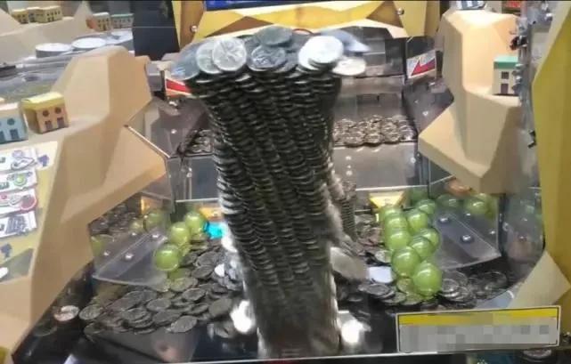 名场面来袭推币机里的硬币塔终于倒下了网友这下老板亏大了