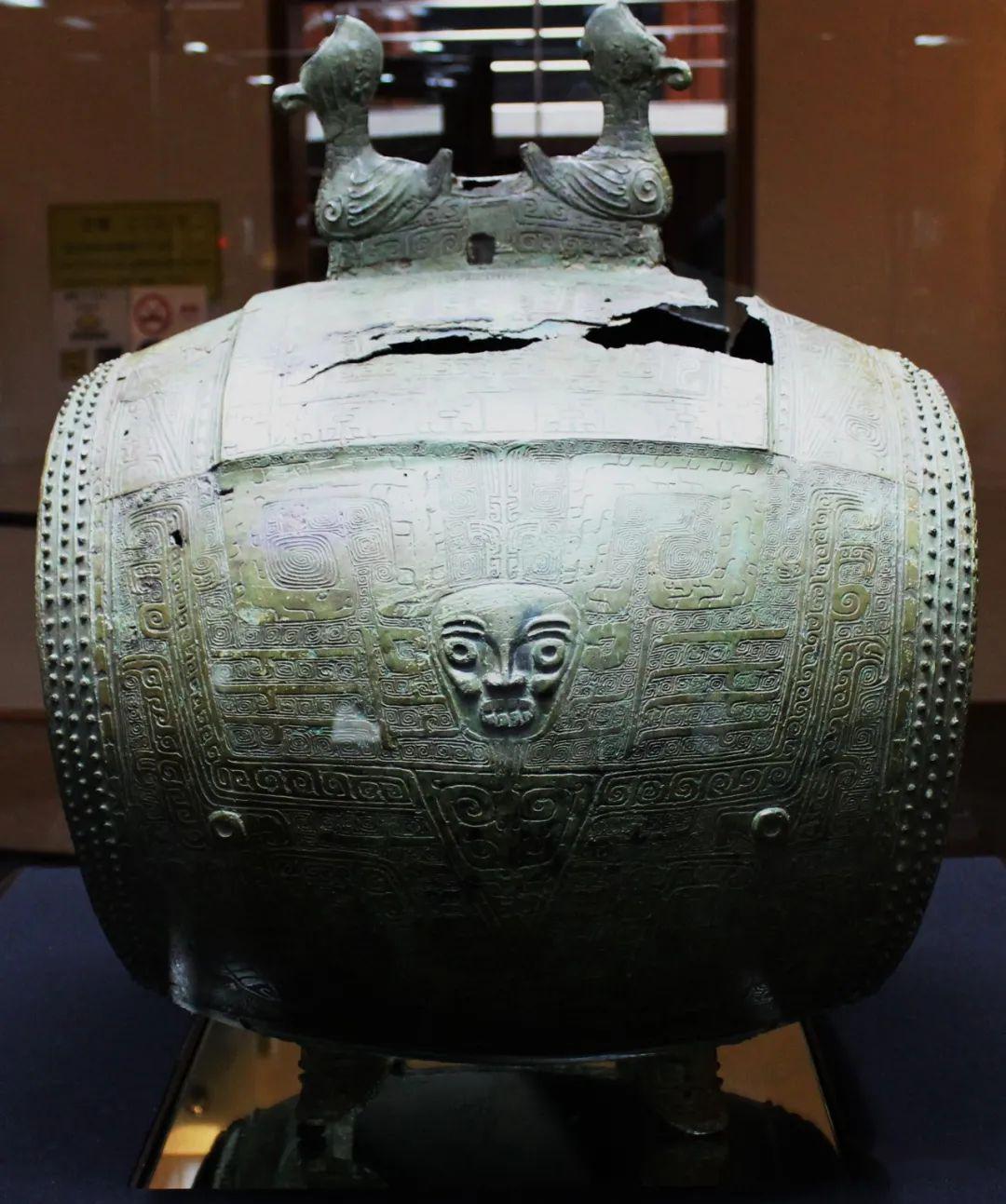 商代晚期夔神鼓与瓿形卣:钧魂分享泉屋博古馆中国青铜器珍品之一