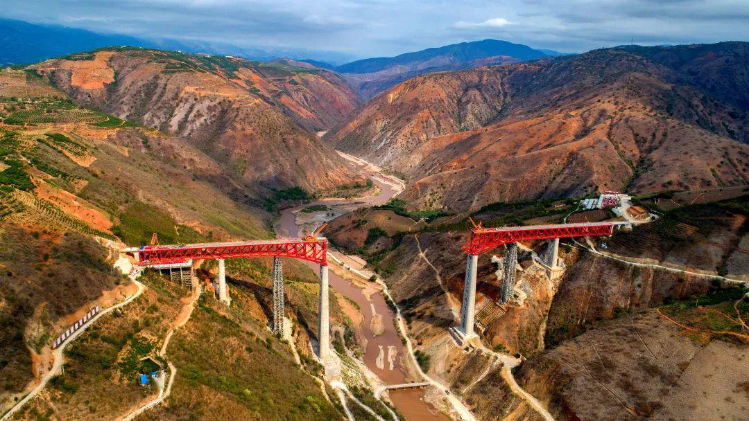 跨越中老昆万铁路元江特大桥建设取得重大进展