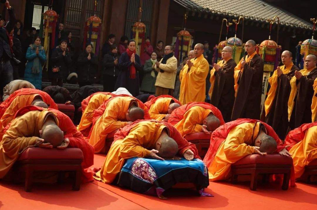 原创酒照喝肉照吃出门美女陪伴旅友佛祖你怎么看