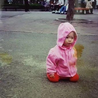 泫雅发了自己小时候的照片真是从小就可爱极了