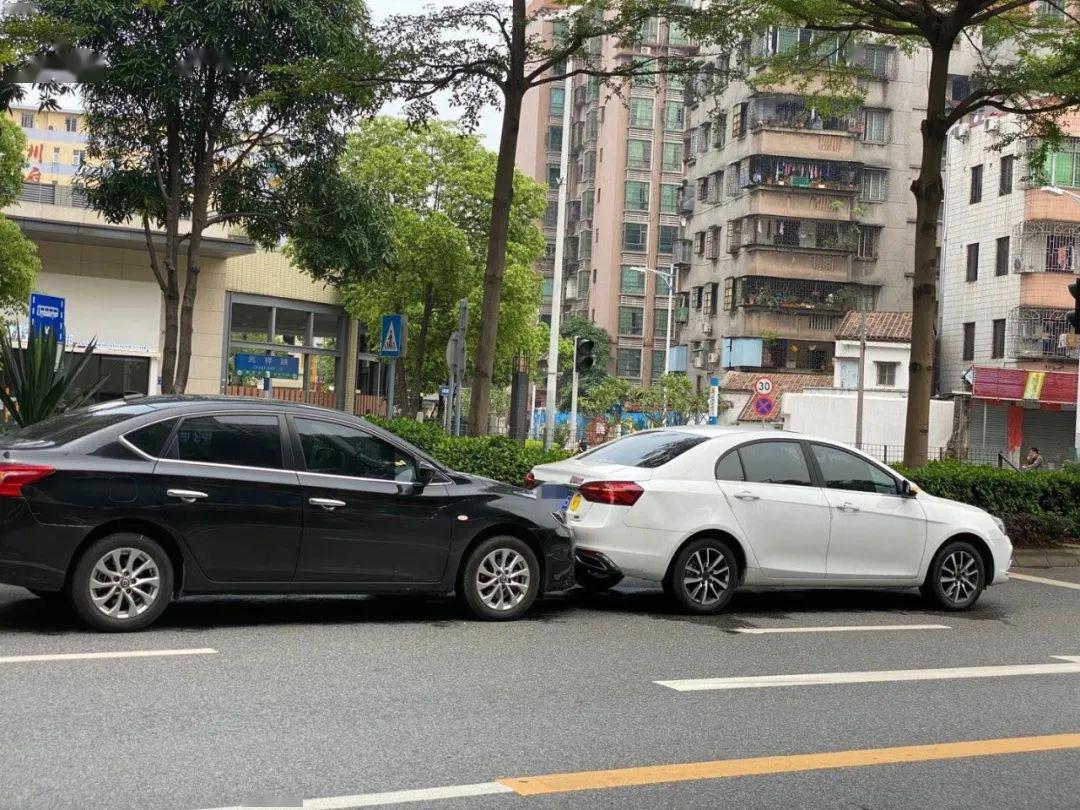 突发佛山普君惊现5车追尾疑实习女司机带飞现场多图