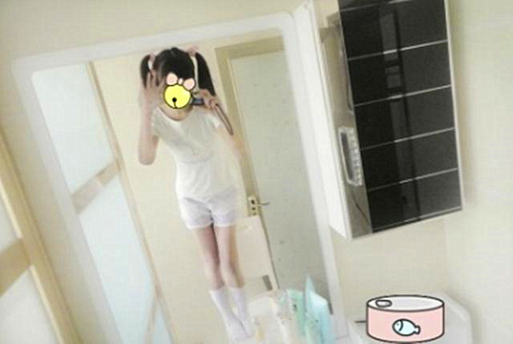 10岁女儿偷偷性感自拍妈妈查看手机后暴怒大骂不知羞耻