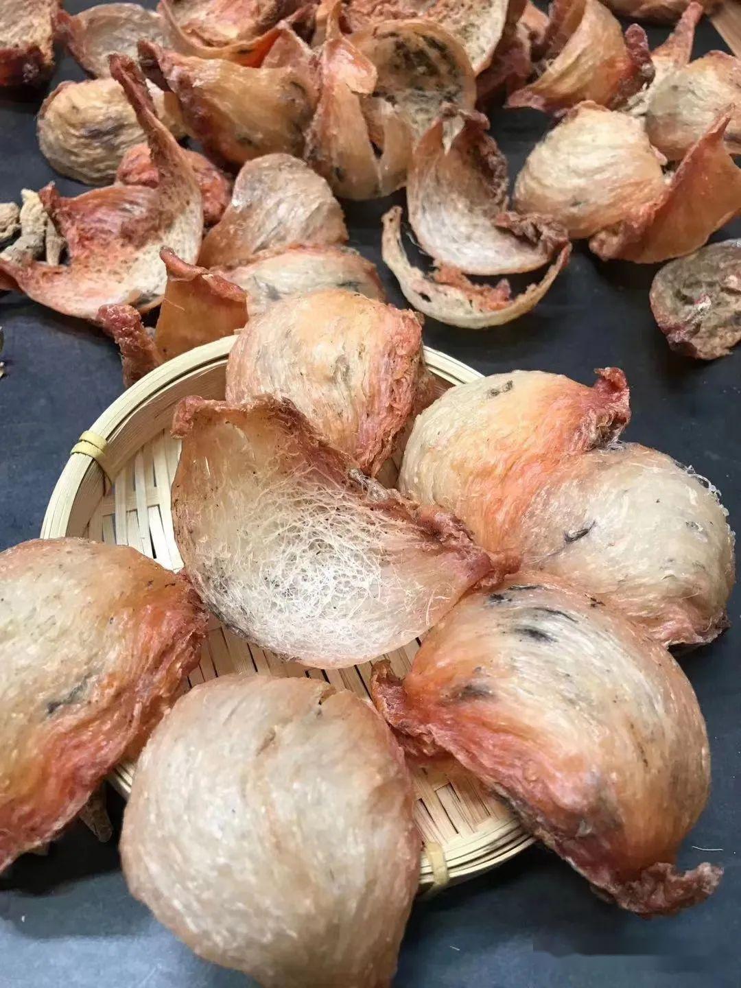 燕窝上有少量幼毛是正常的,因为燕窝是燕子的家,当燕子在巢中活动时