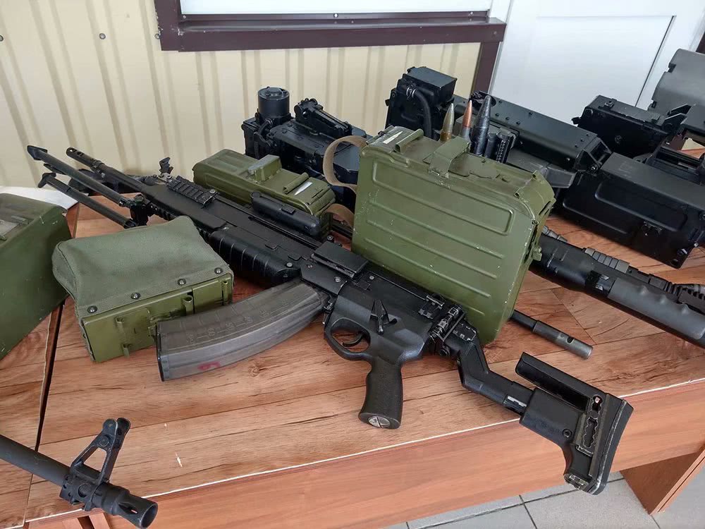 枪械的性能,面对这样的情况,早就有了解决的办法,有一种工艺叫烤蓝,就