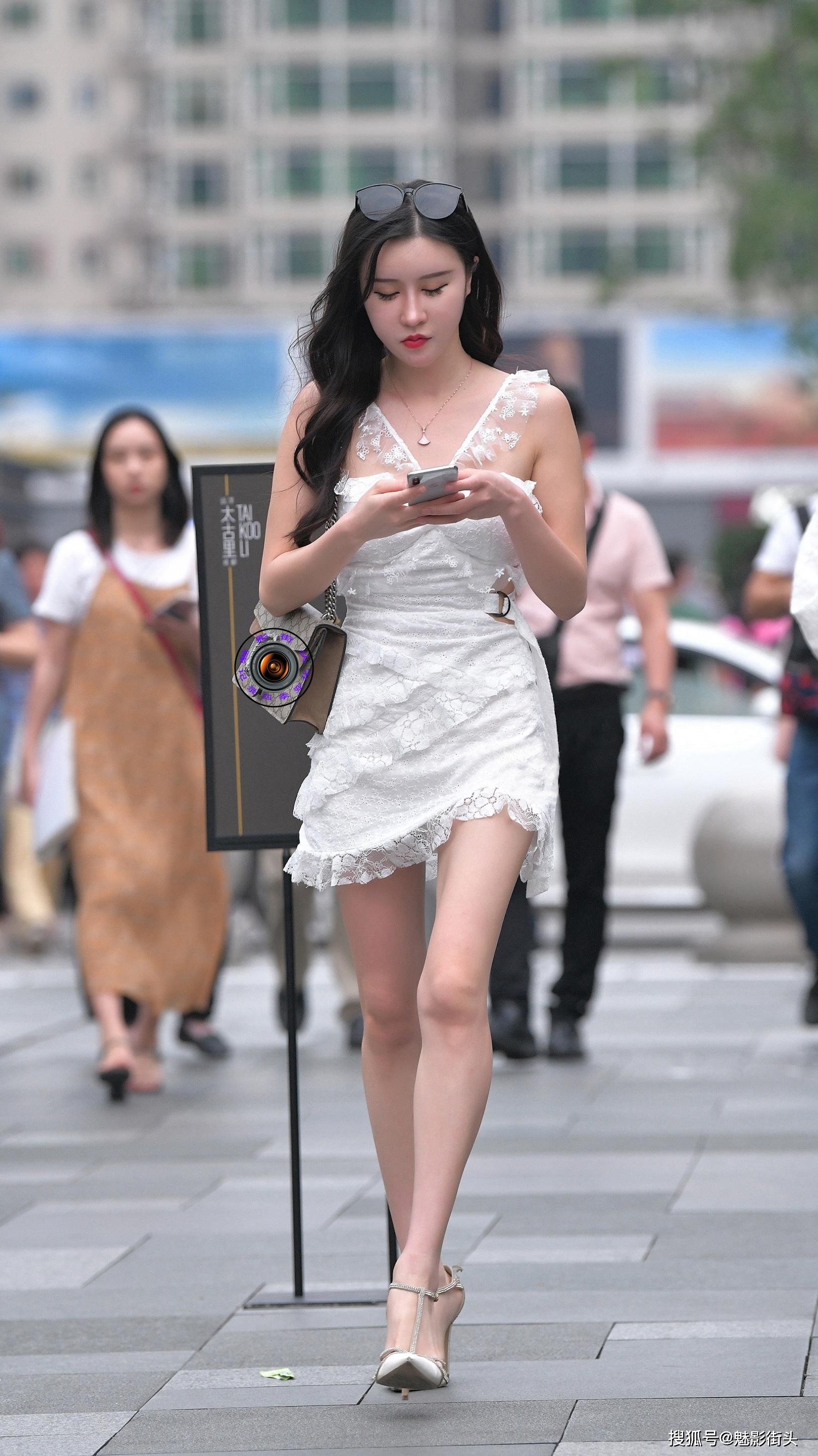 白色蕾丝吊带裙穿出精致感搭配白色尖头细跟鞋提升气质