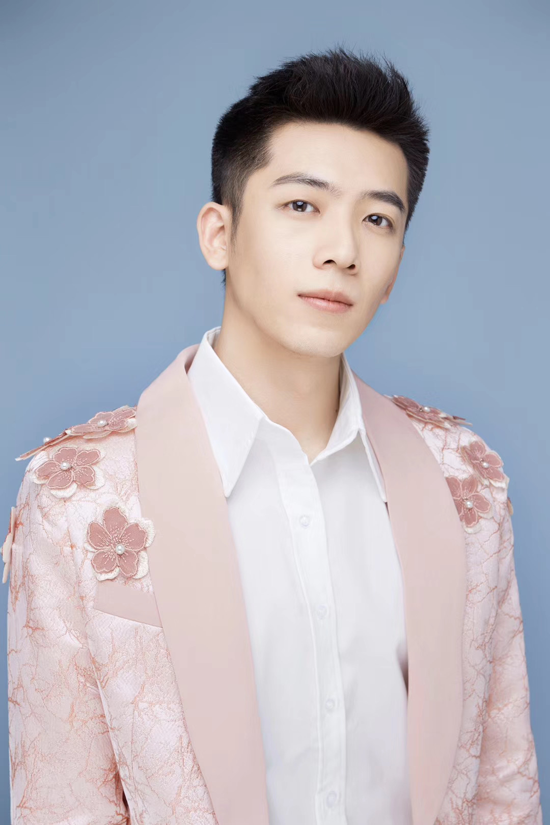 韩明霖身着粉色西服 春季感十足!