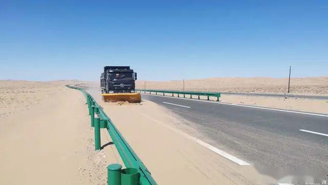 清理路面风积沙清理洒落煤渣扫路车对道路进行清扫吹风机对路肩杂物