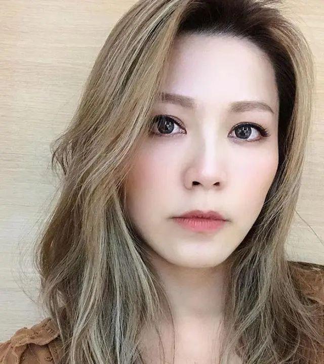 罕见露面的康子妮,今年已经43岁了,但她保养得非常不错.