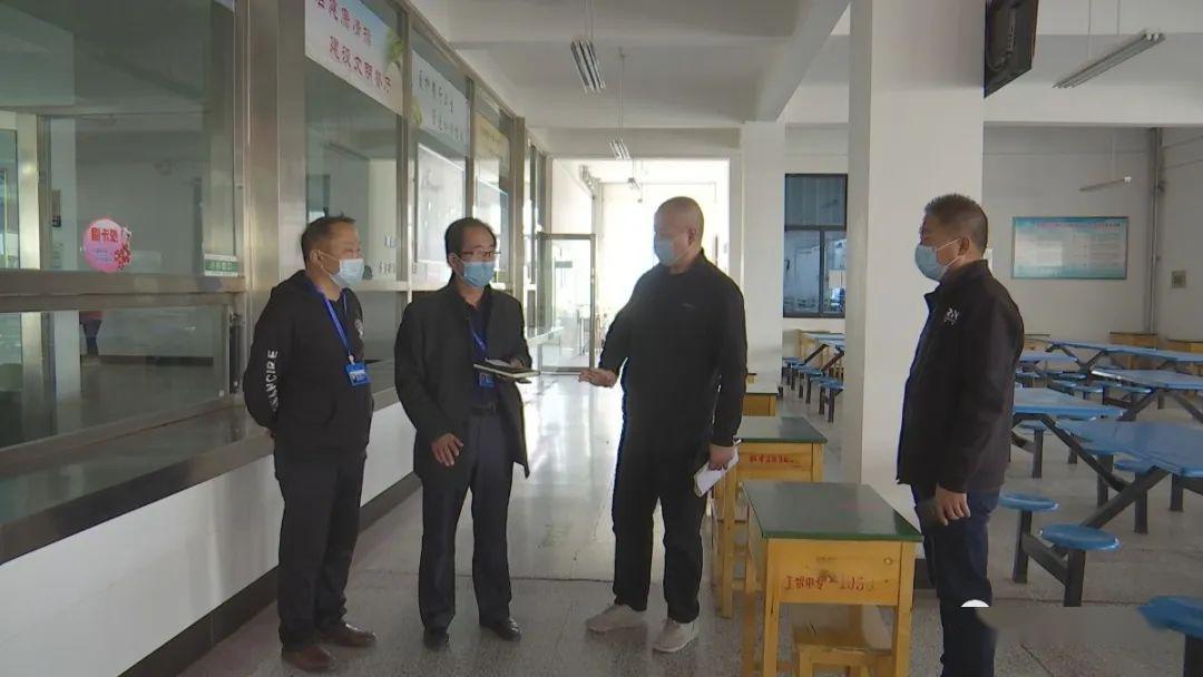 肃州中学校长 魏海萍:首先对全体教职员工进行了疫情防控知识的相关