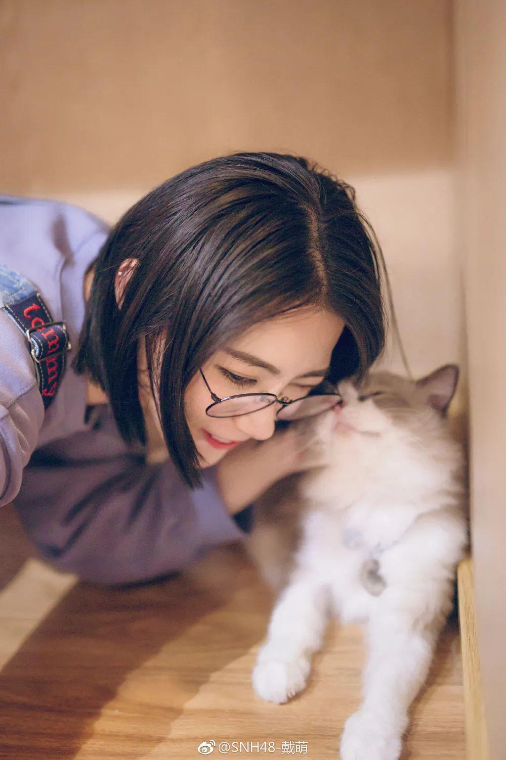 穿着优雅小裙子的段艺璇,怎么这么温柔呀!