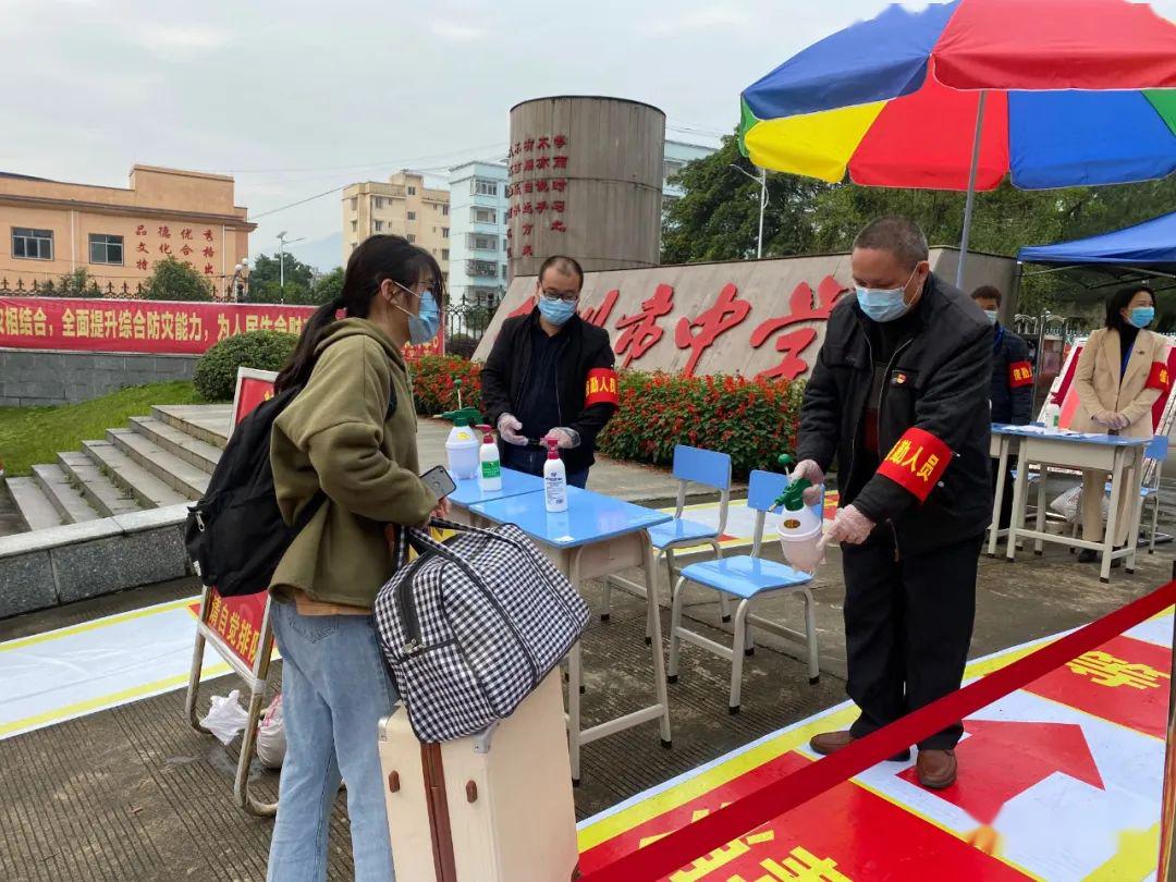桂梧高中600多名高三学生错时进校报到.