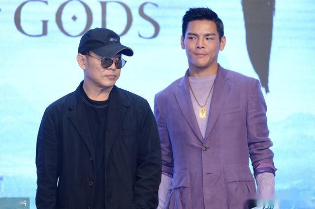 李连杰与向佐合影向佐看起来人高马大