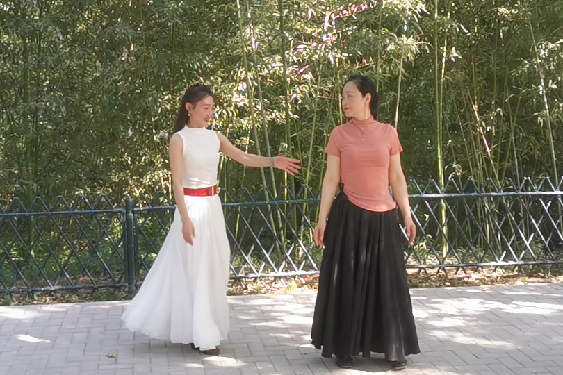 北京紫竹院公园晓红领舞绿裙子大姐跳的真不赖比晓红还要自然