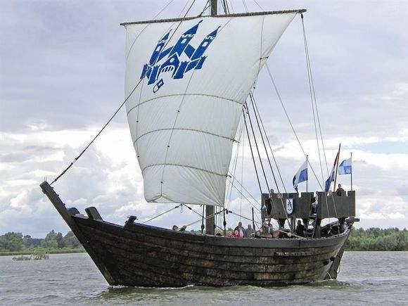 汉萨同盟时期的柯克型帆船,注意与维京战船的相似,但又改善了居住