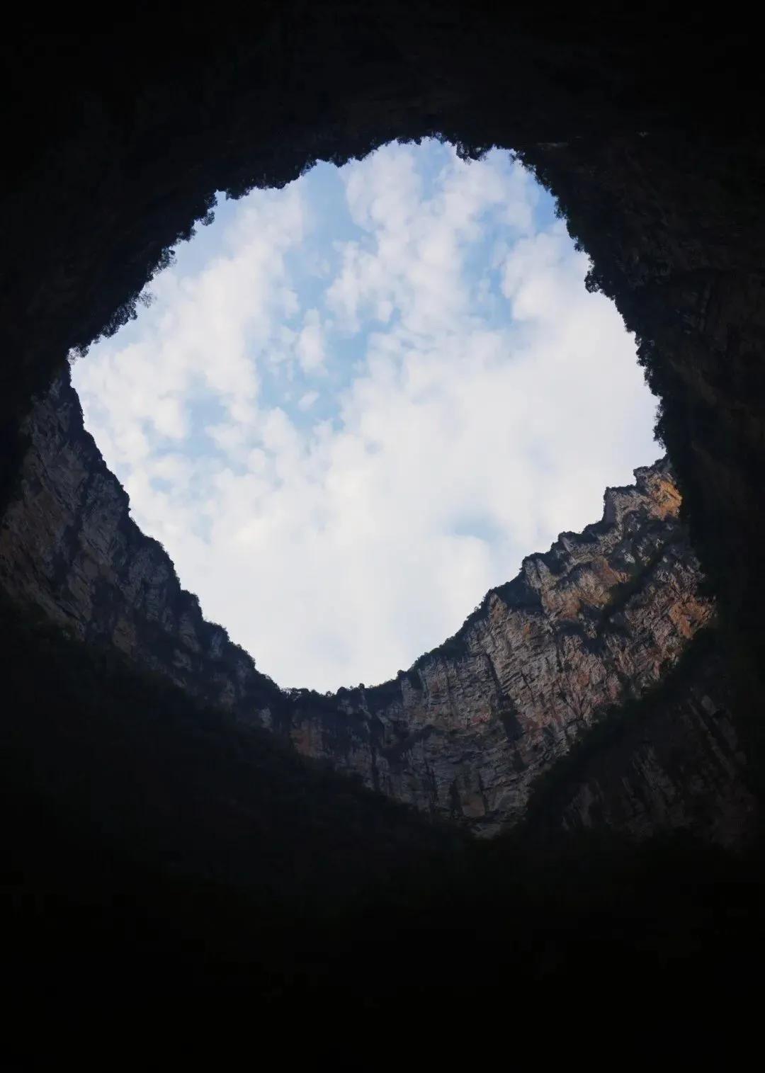 一共2800米,一路欣赏自然风光及坑壁上的小瀑布,到了坑底,向上仰望