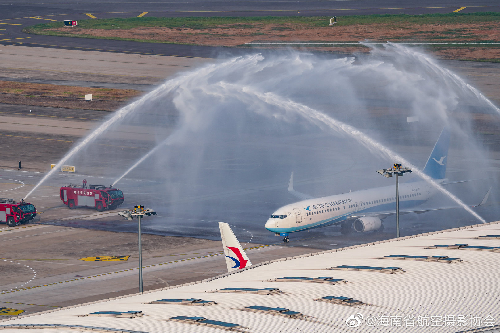 武汉解封,首架抵汉航班获水门礼遇