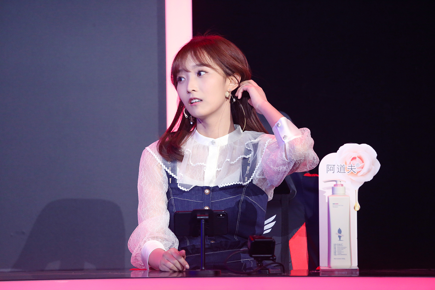 高颖浠玩游戏的朋友自称佛系玩家随缘推塔快乐至上