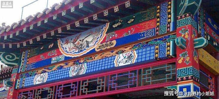 在我国古代建筑中,除建筑构造让人驻足之外,其内外檐部绘就的色彩斑