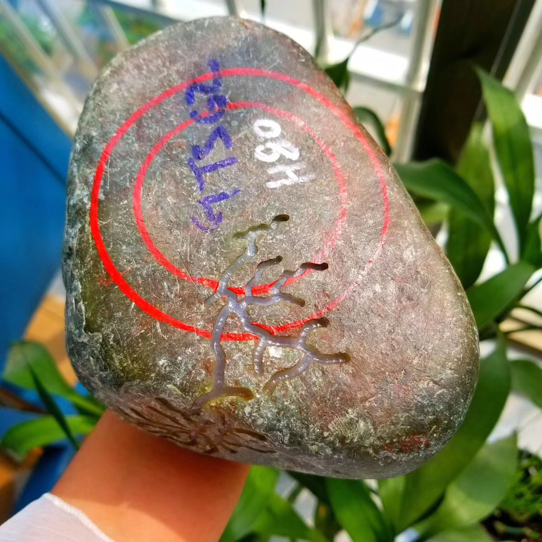 一,外行人喜欢质疑真假一些爱好翡翠的人,虽然很喜欢,但是不懂得鉴别