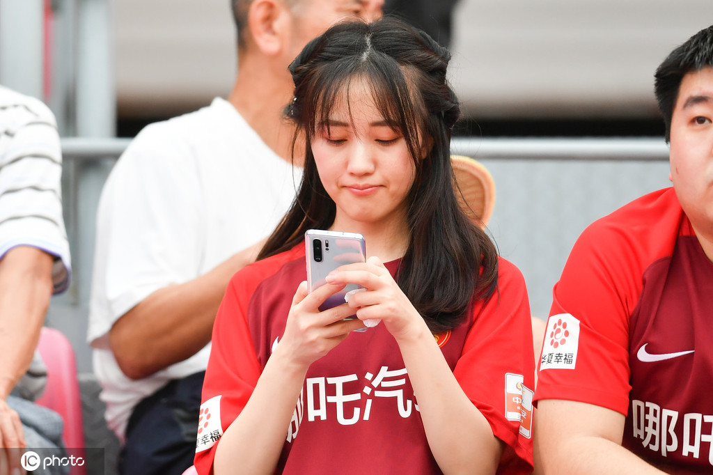 穿球衣的姑娘最美! 盘点中超16队美女球迷(图)