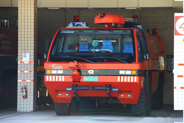 1000马力v12卢森堡亚与man联手研发的第一代美洲豹8x8机场消防车