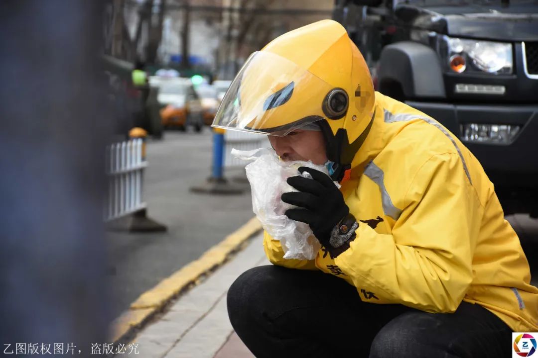 原创外卖哥俩月不敢揽活全家靠吃面条度日医院让其女儿住院他哭了