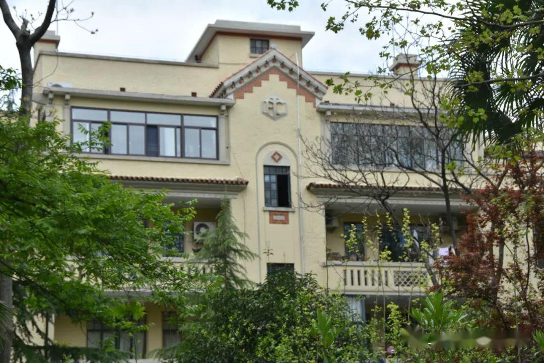 开启一扇门念归家思切开启一扇窗观花园春色西班牙风情首长公寓