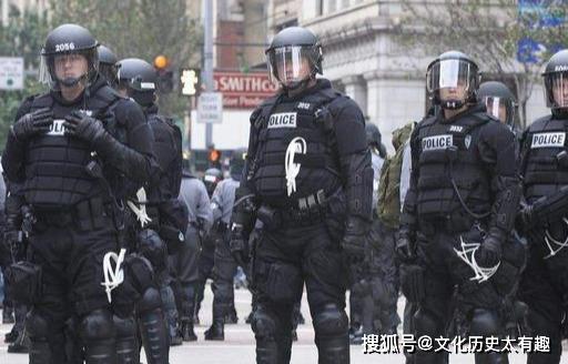 此举瞬间引起了美国的高度警觉,不得不出动防暴警察维持秩序,要知道