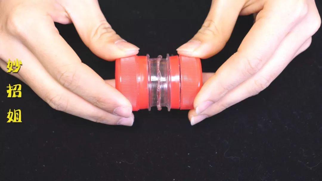【实用】把两个塑料瓶盖粘在一起,挂在裤子上,全家人都要抢着用