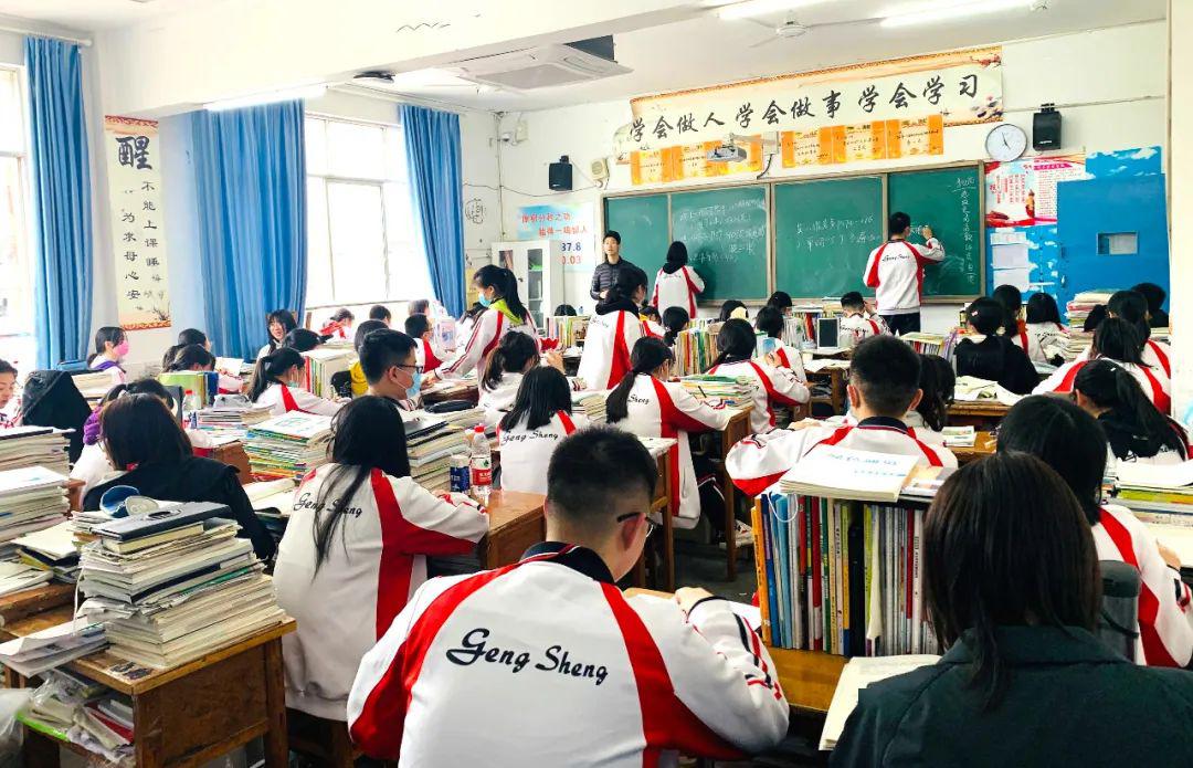 乐山外国语学校开学第一课▲乐山外国语学校入校体温检测▲草堂高中