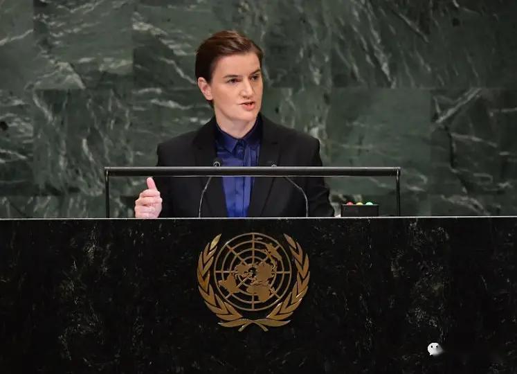 塞尔维亚女总理又美又飒!在保守国家公开出柜,人生太传奇