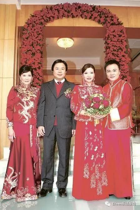 梁安琪一起出席;赌王和梁安琪卖了不少名贵首饰给蔡家做嫁妆的郑裕彤