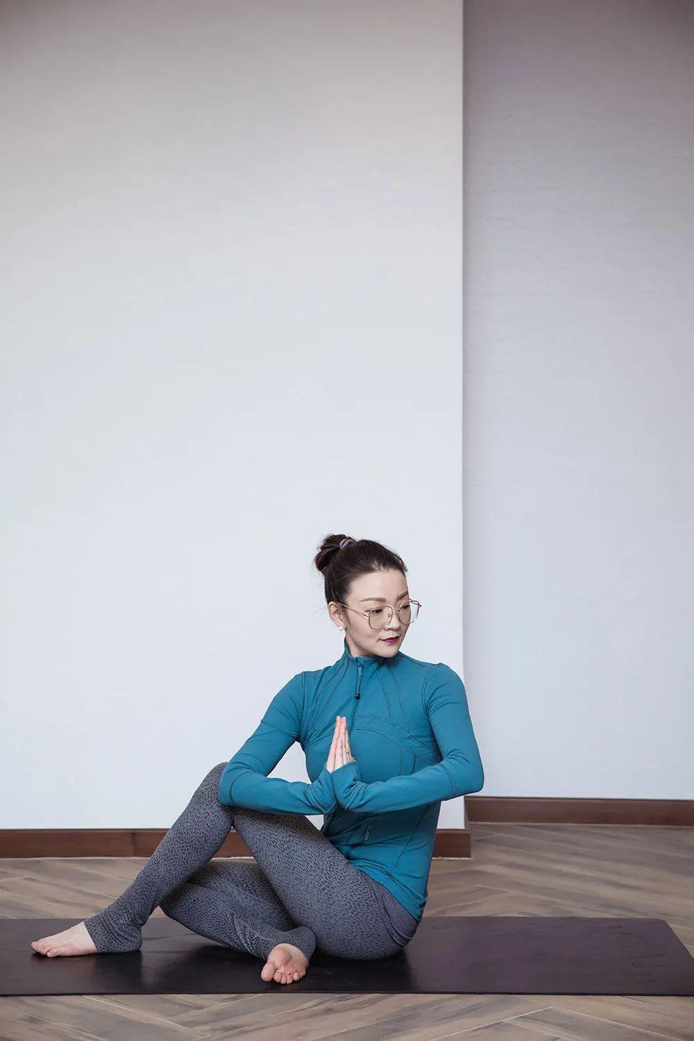 瑜伽练得好连背影都那么美