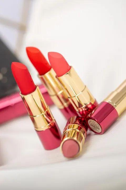 种草|雅姿雾感红管唇膏挑花眼?真人试色告诉你哪支适合你!_口红