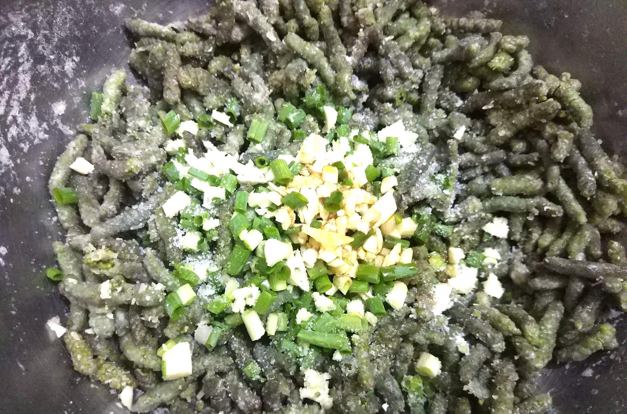 乡下这种野树叫构树浑身长满毛毛虫摘点做蒸菜特别美味