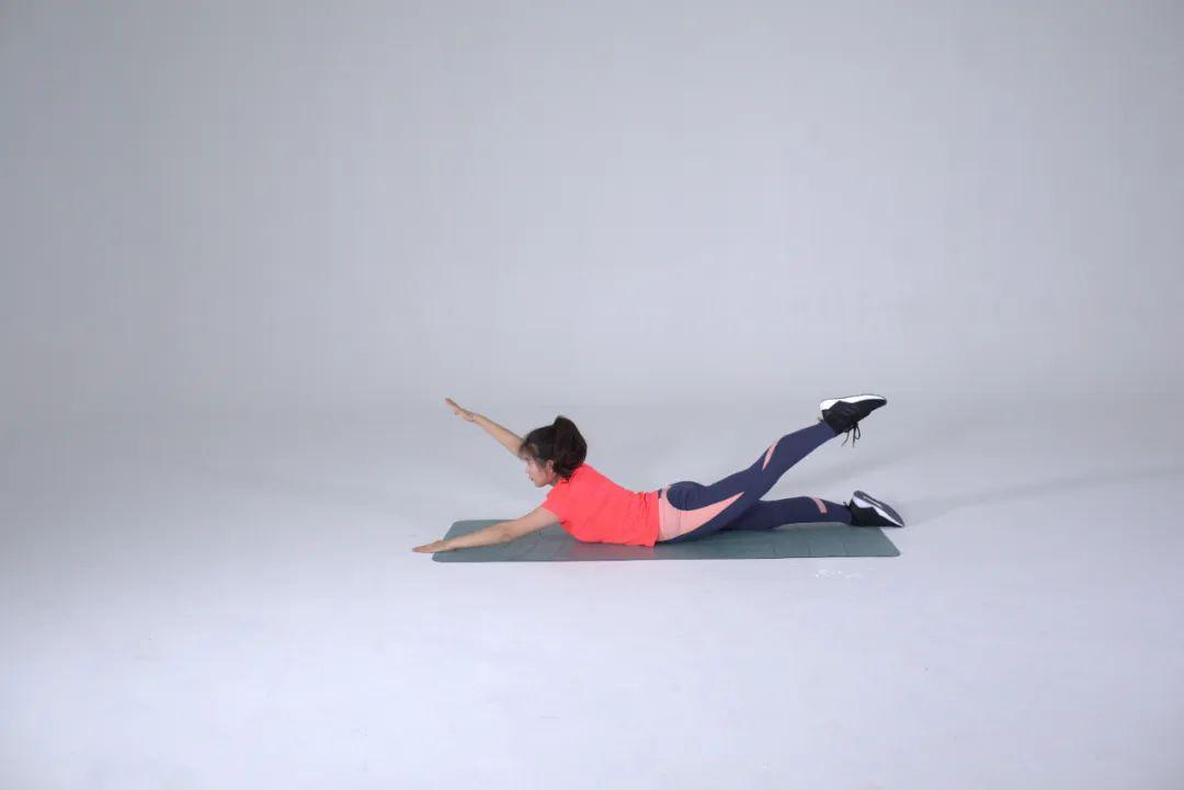 练习二:俯卧异侧两头起